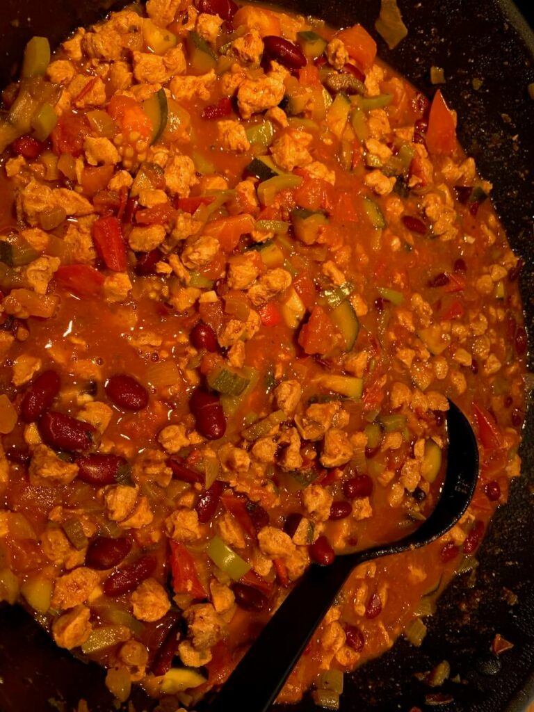 Chilli-sin-carne in a pan
