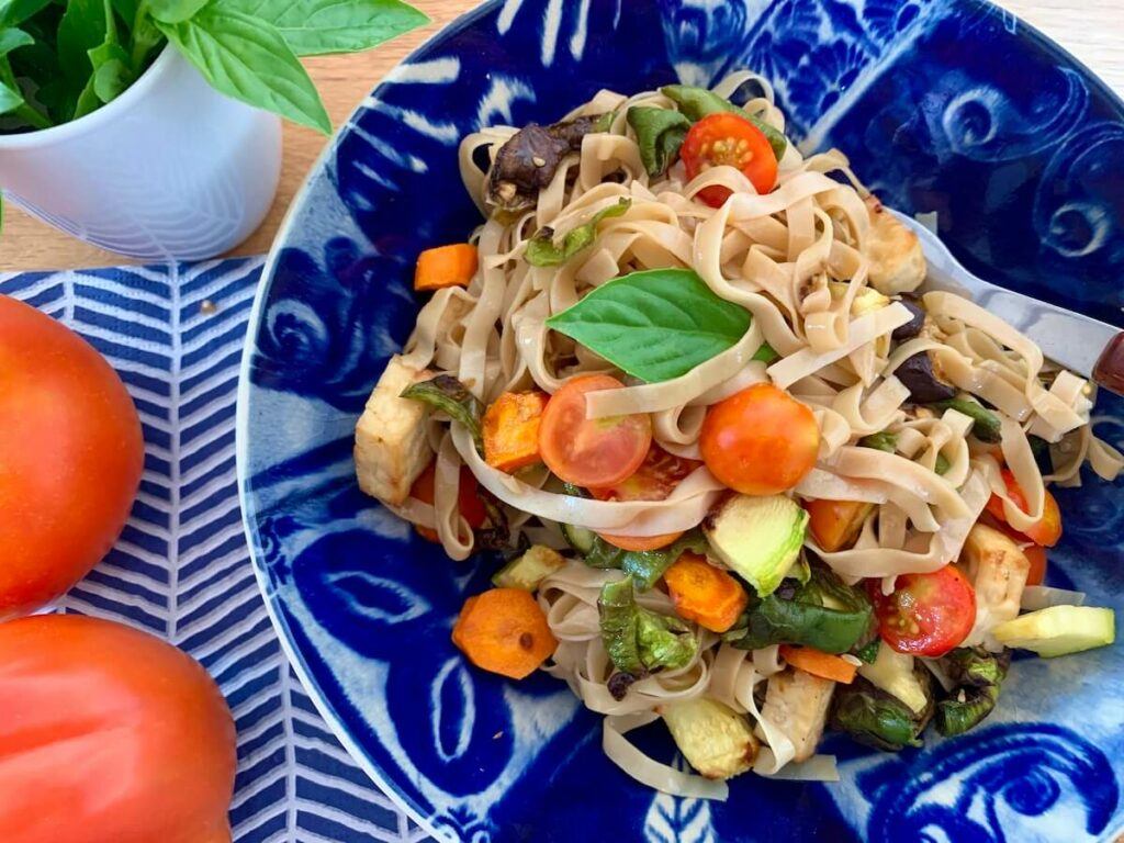 Air fried vegetables with rice noodles 'Bami'