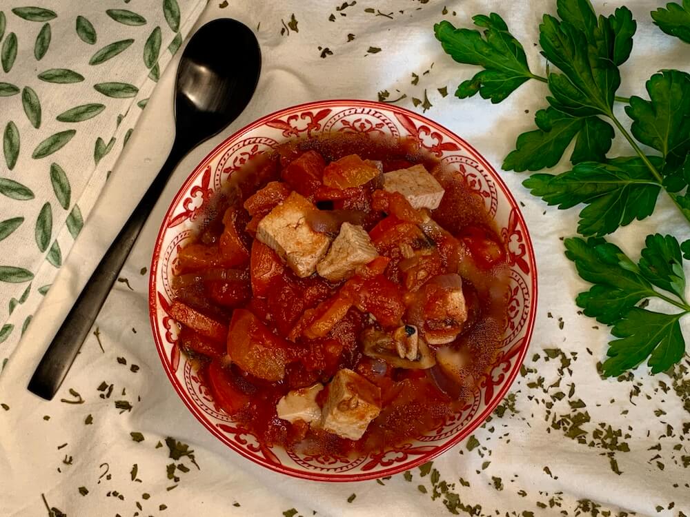 Oil-free vegan tomato sauce in a red bowl