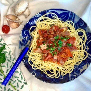 Spaghetti with oil free tomato sauce in a blue bowl