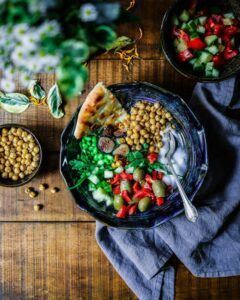 Why does my stomach hurt on a vegan diet? High fibre food on a plate