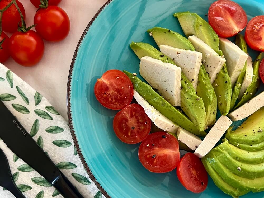 5 snacks that are made with tofu - Insalata tricolore with tofu