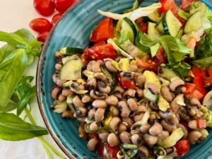 What to serve with bean salad: Mixed salad with bean salad