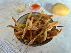 Can you make potato peeling chips without oil? Bowl of potato peeling chips