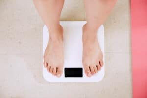 Why isn't OMAD working for me? Picture of somebody's feet standing on the weighing scales
